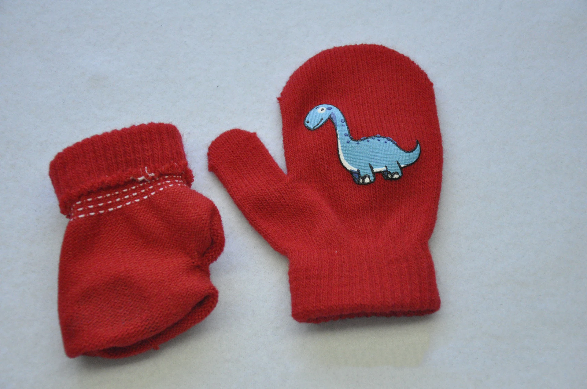 Guante de dinosaurio para niño pequeño en uso