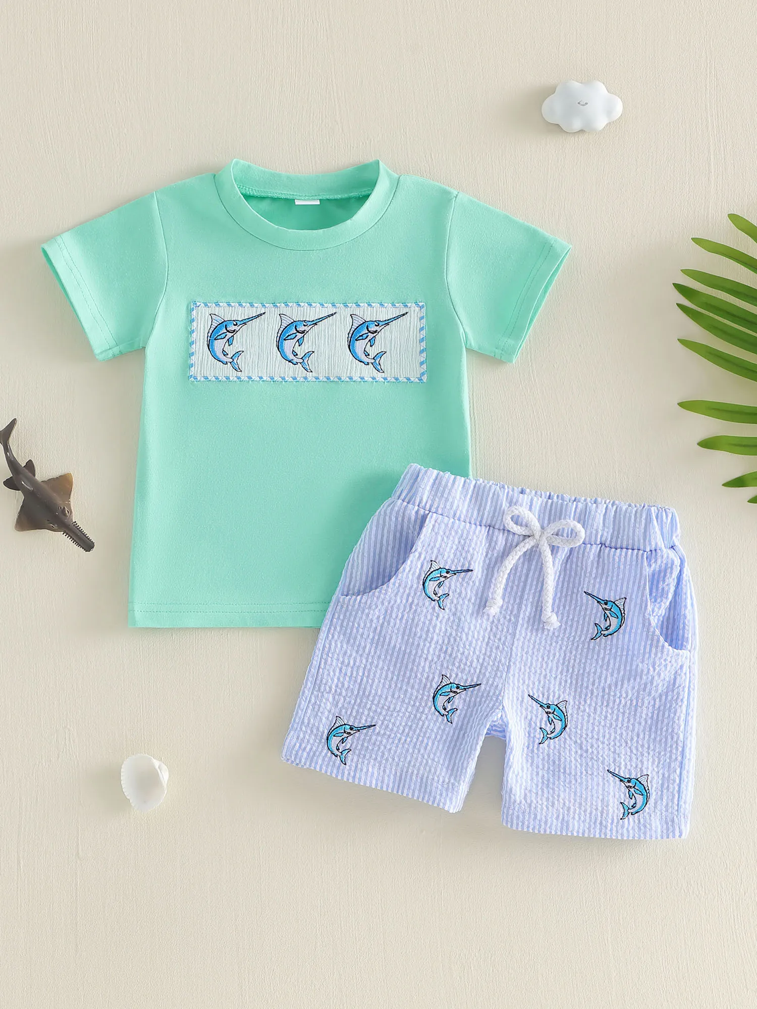 Vista frontal de la camiseta con bordado de peces