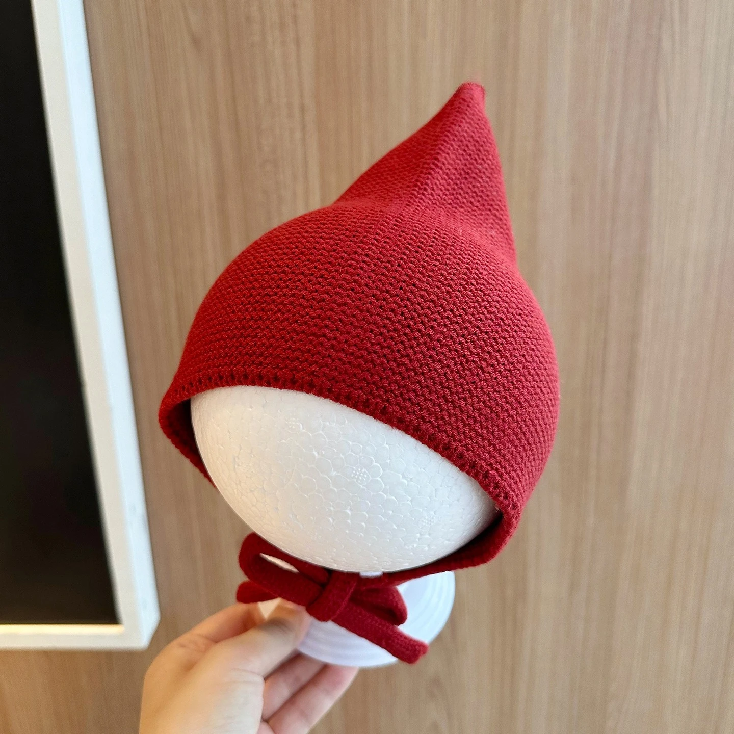 Gorro en tono gris sobre fondo neutro
