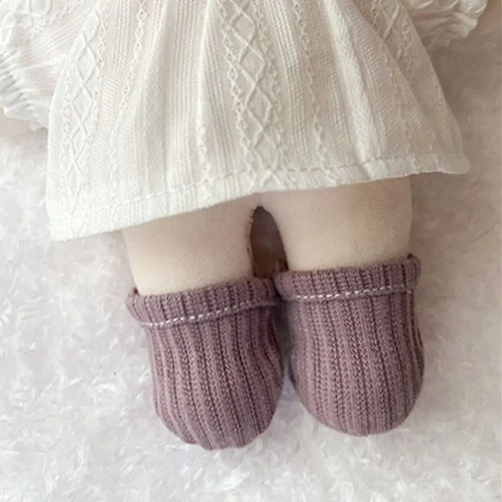Calcetines grises en muñeca vestida