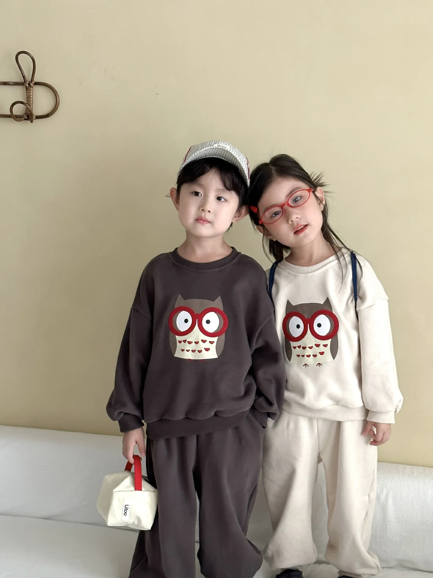 Conjunto de ropa infantil otoño con sudadera y pantalón