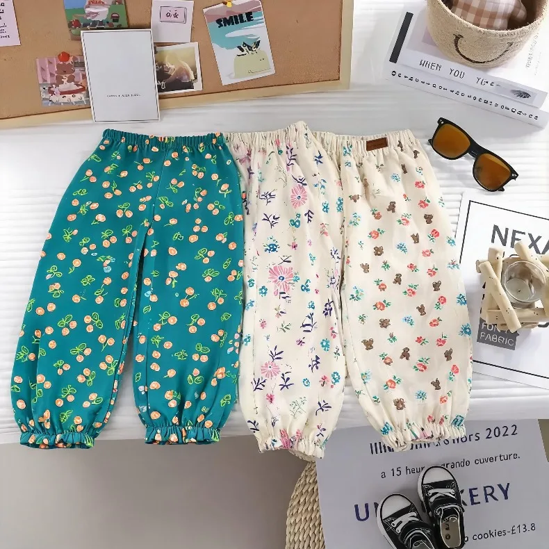 Pantalones florales con lunares y estilo infantil