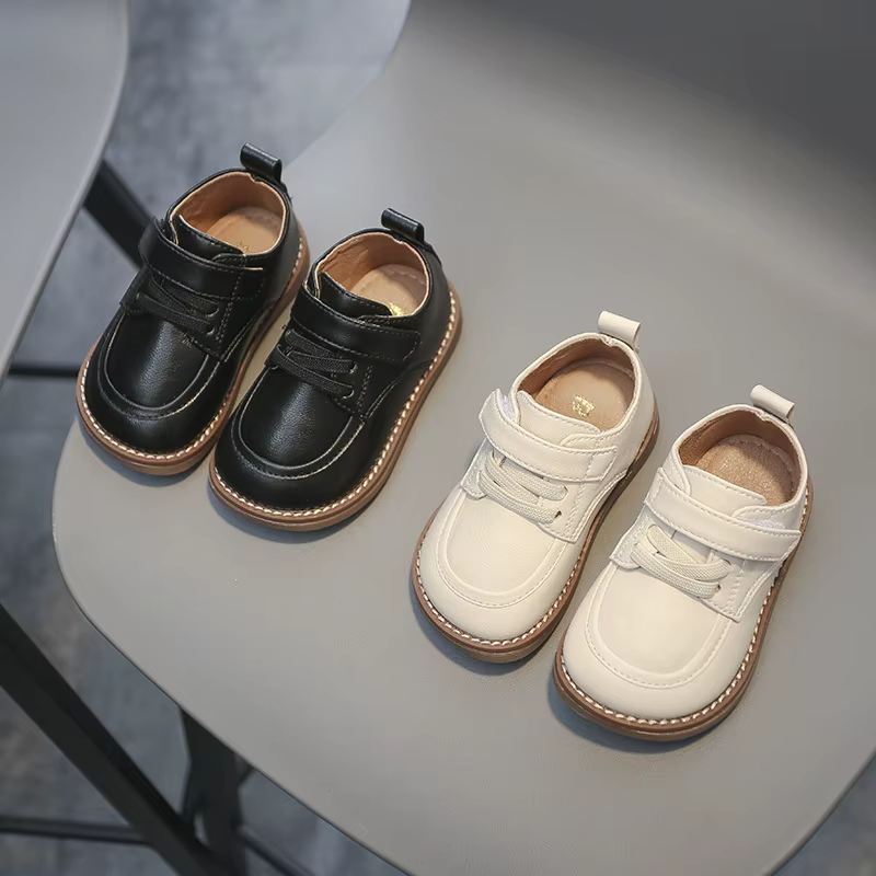 Zapatos puestos en una fiesta infantil