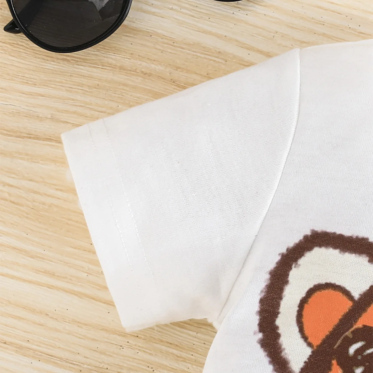Conjunto verano para niño con camiseta estampada y pantalón corto