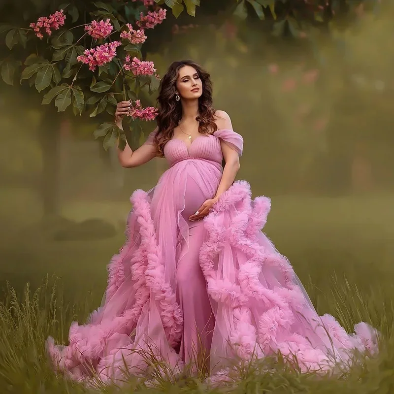 Bata maternidad tul blanco con hombros descubiertos y volantes - imagen 3