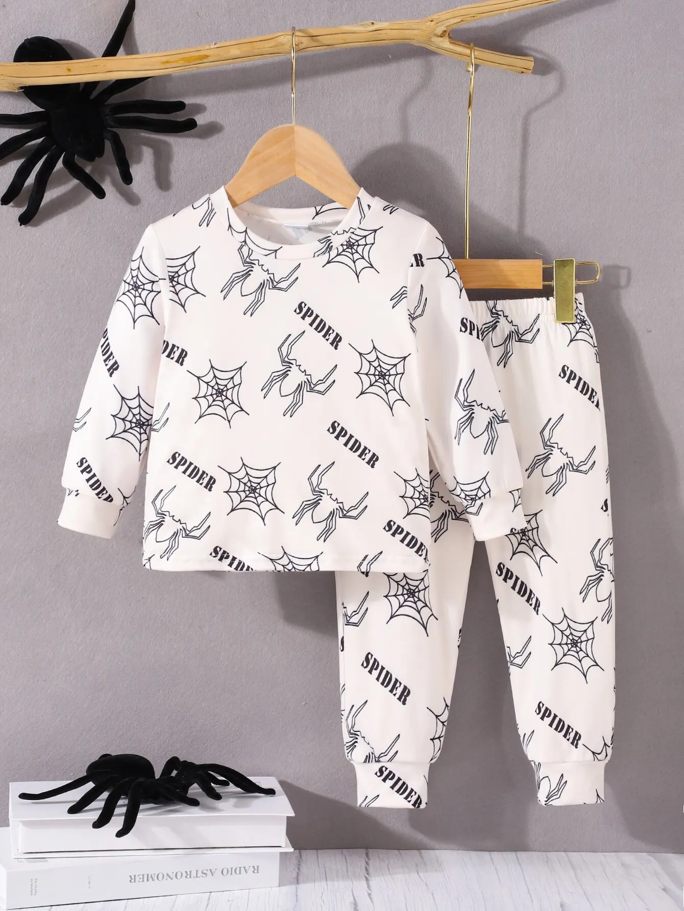 Pijama bebé manga larga con estampado de telarañas, cómodo
