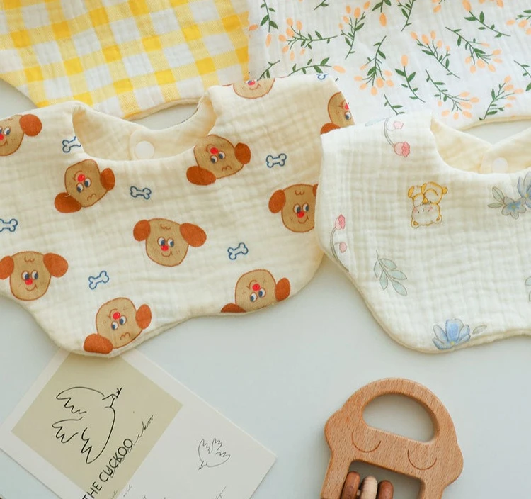 Babero bandana con forma de pétalo y capas