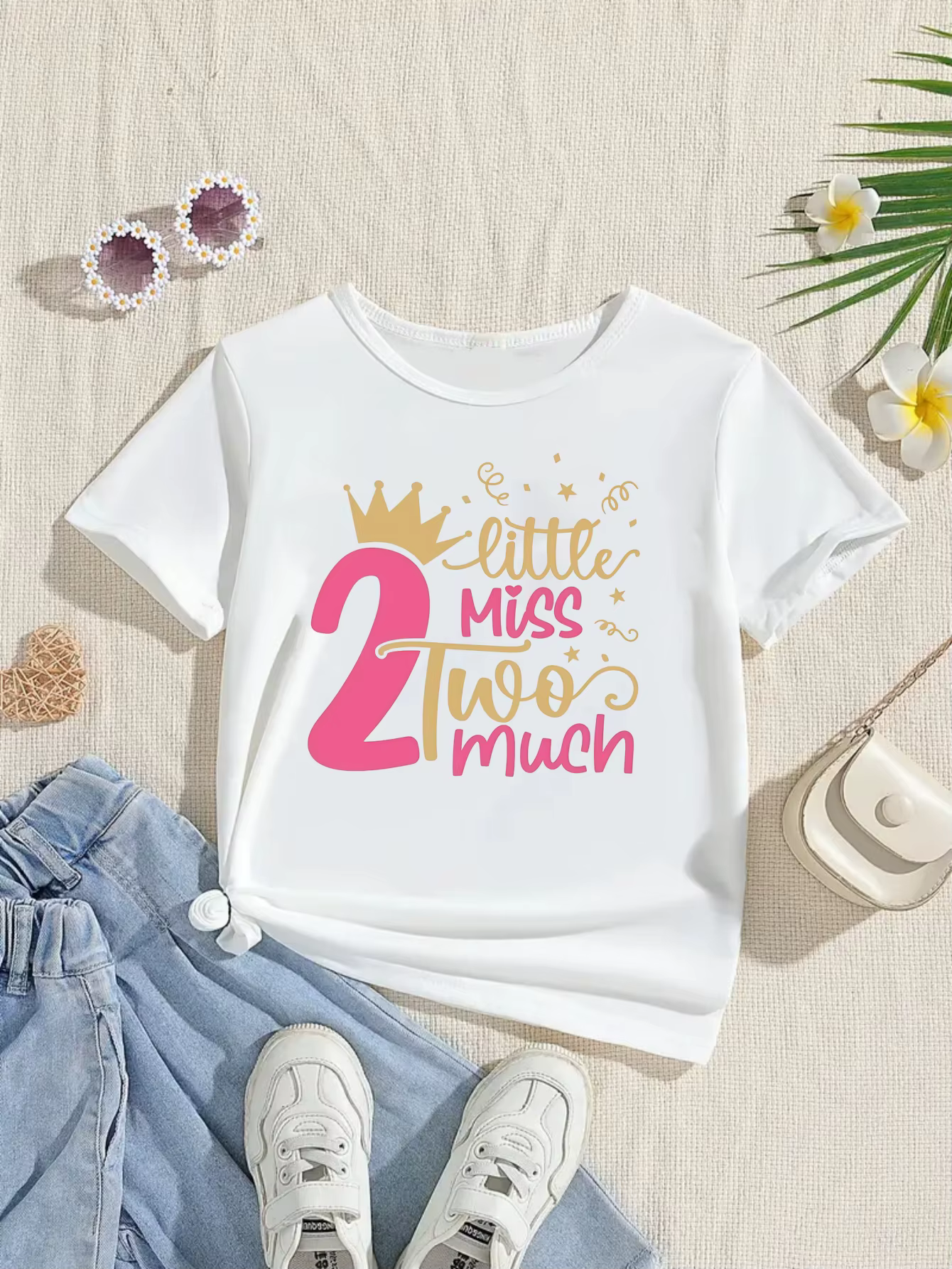 Niña mostrando la prenda en entorno veraniego
