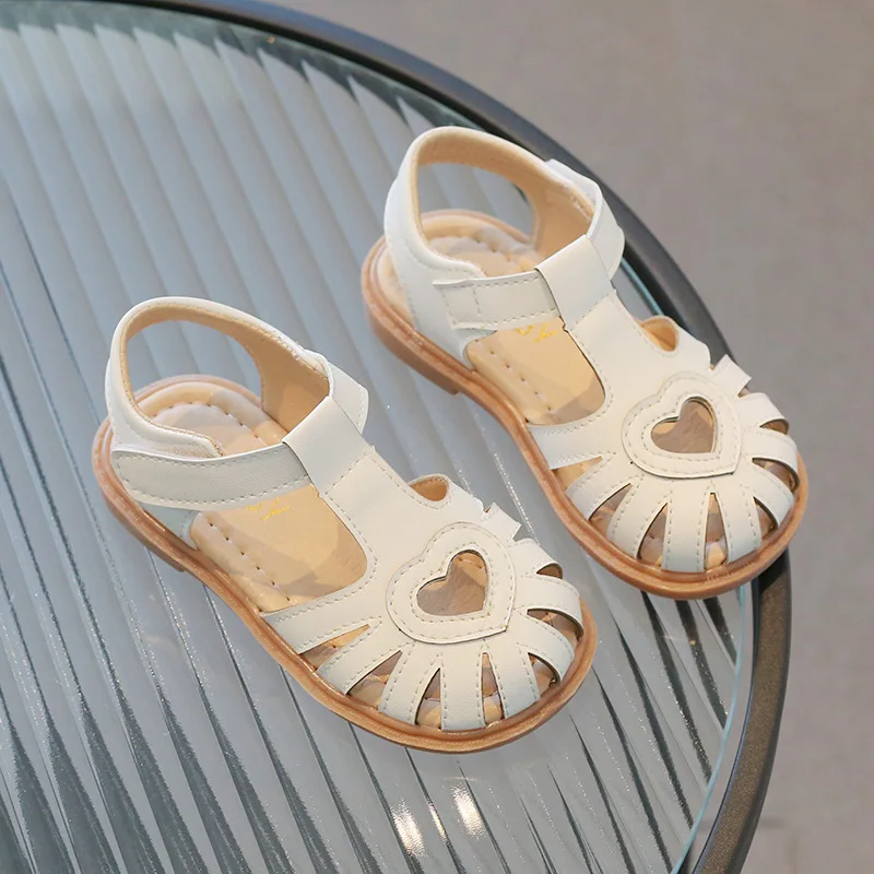 Sandalias de verano para niña Bekamille en tonalidad neutra