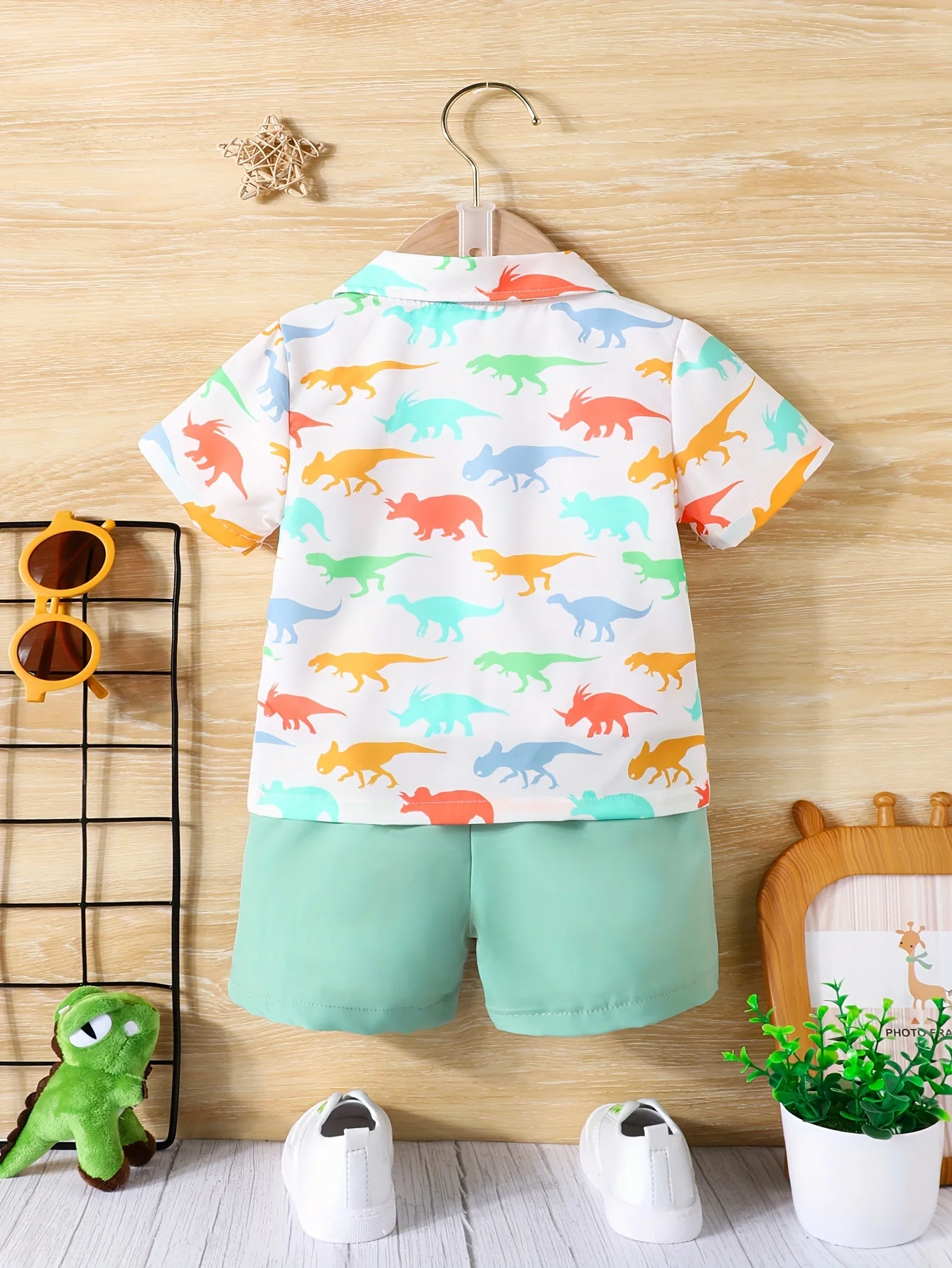 Detalle del patrón de dinosaurio en la camisa