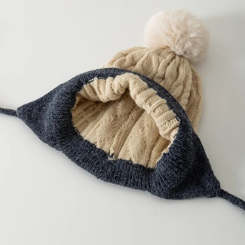 Gorro infantil INS con pompón de oso y orejeras para invierno - imagen 3
