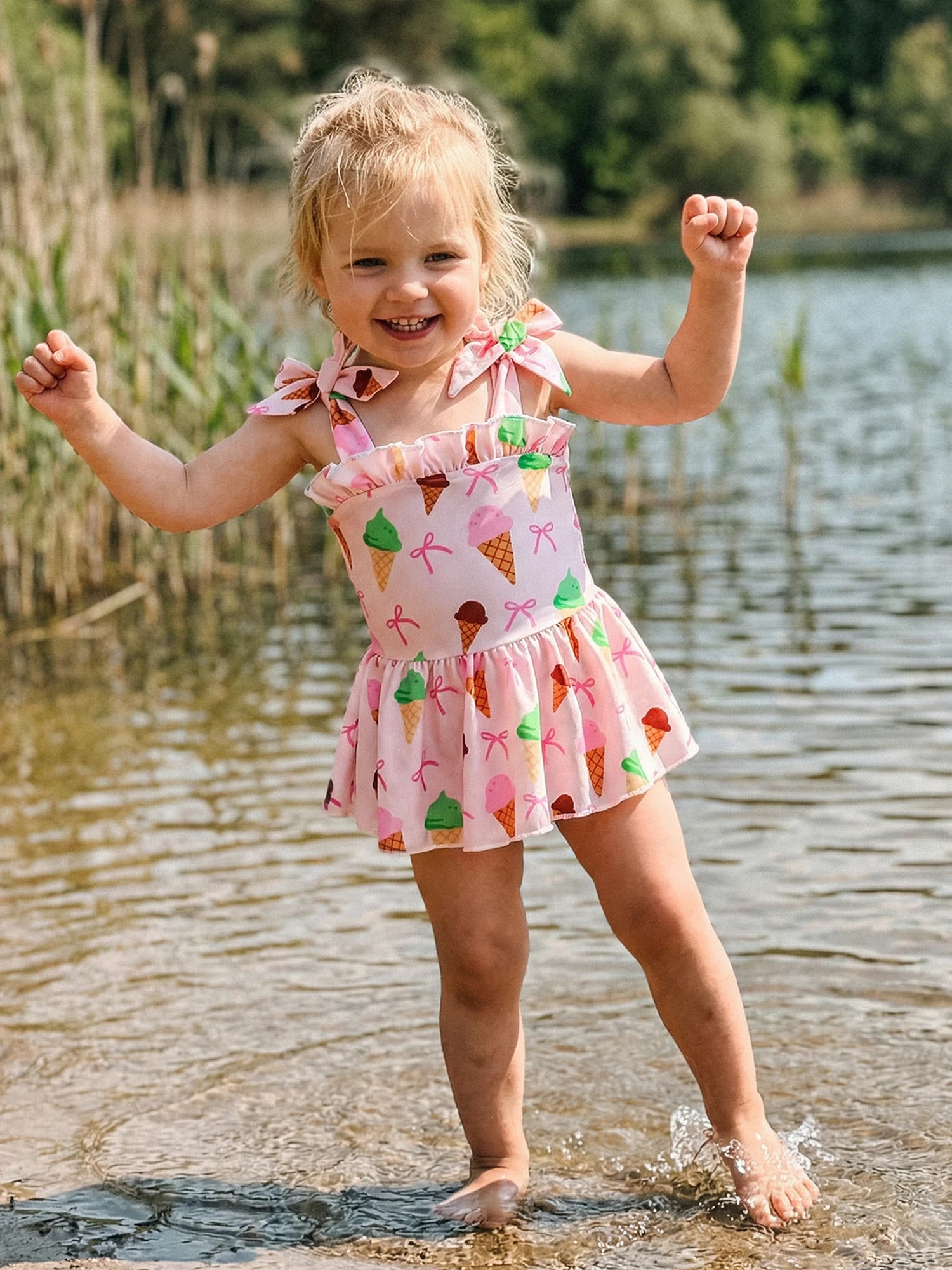 Estampado floral/ave en un bañador infantil