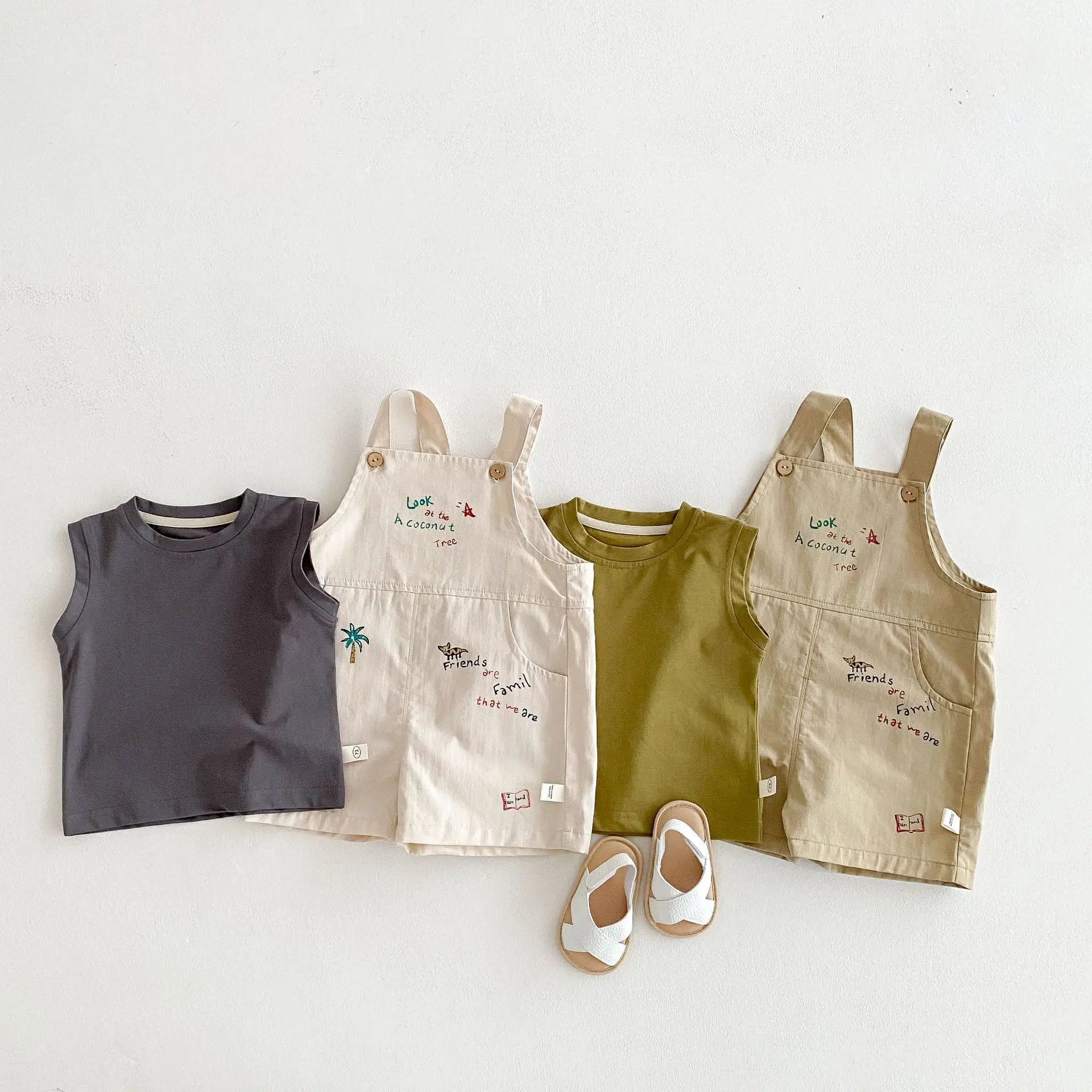 Detalle del botón ajustable en los tirantes de los pantalones cortos coreanos