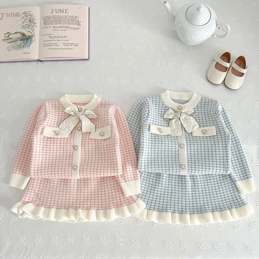 Niña con conjunto de punto a cuadros suéter y falda