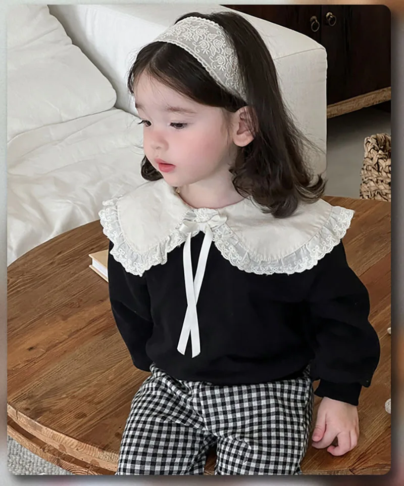 Conjunto MILANCEL con capucha y detalles de encaje