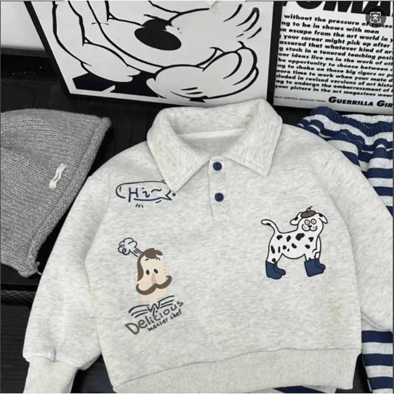 Detalle del estampado de dibujos animados en la sudadera