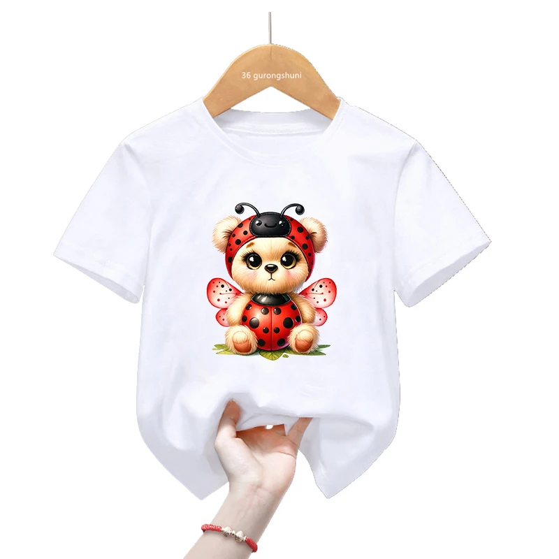 Vista de la camiseta infantil con estilo kawaii Harajuku