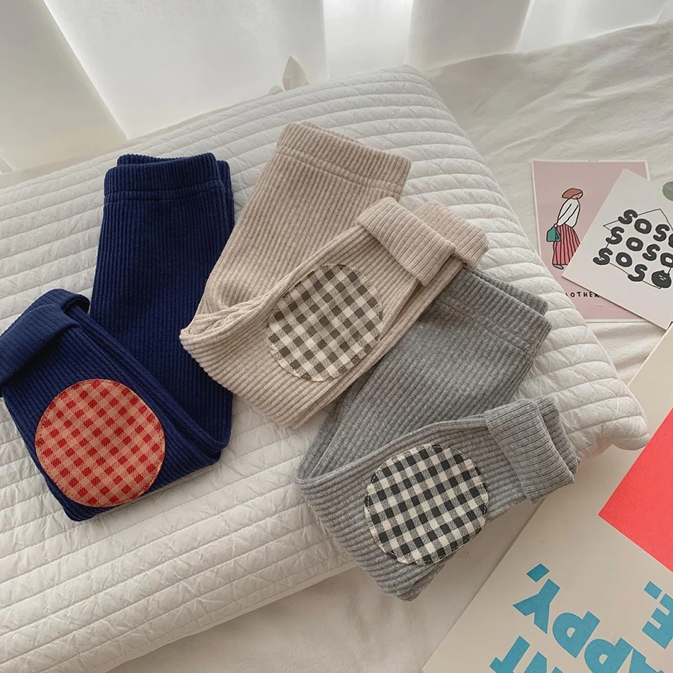 Leggings a cuadros con diseño de retazos coloridos en tonos grises y caquis