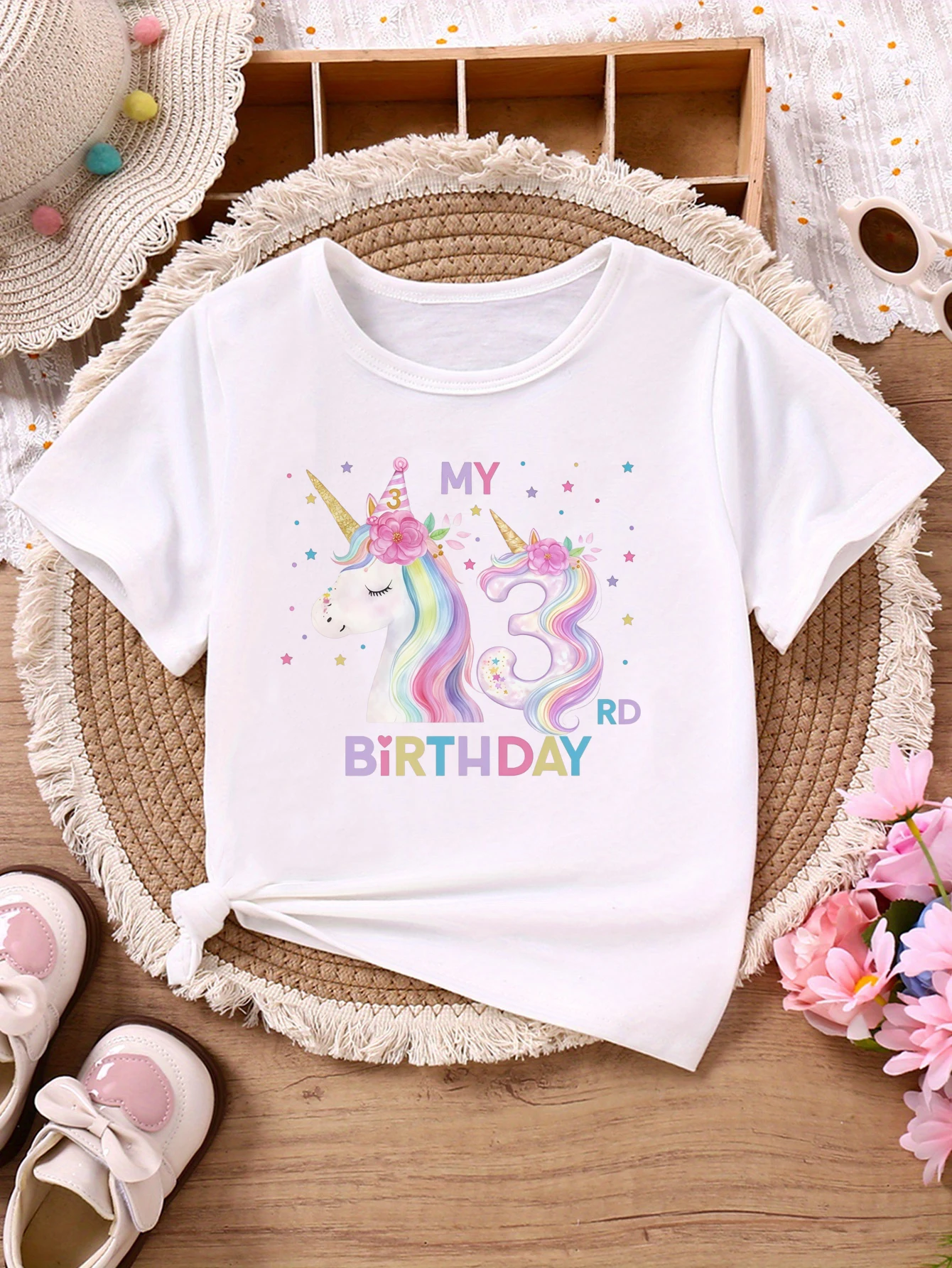 Niña usando la camiseta