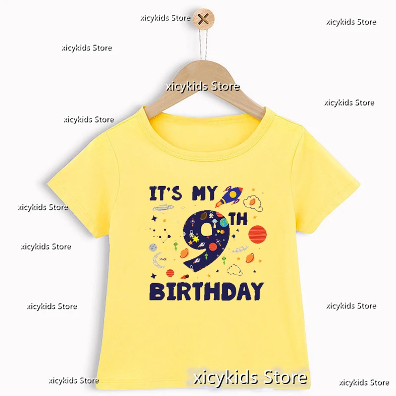 Camiseta Cumpleaños Niño Astronauta Espacial Personalizada con Cohete - imagen 2