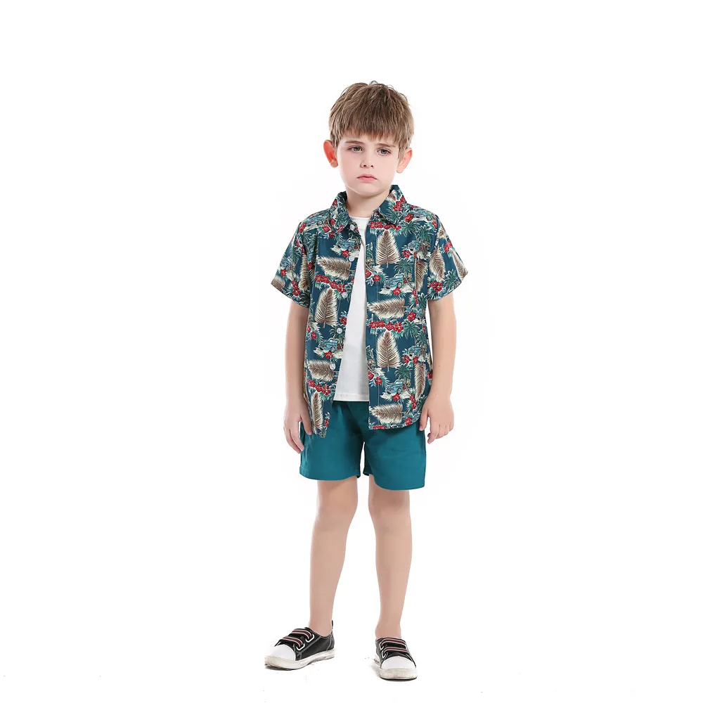 Camisa hawaiana y shorts con estampado tropical