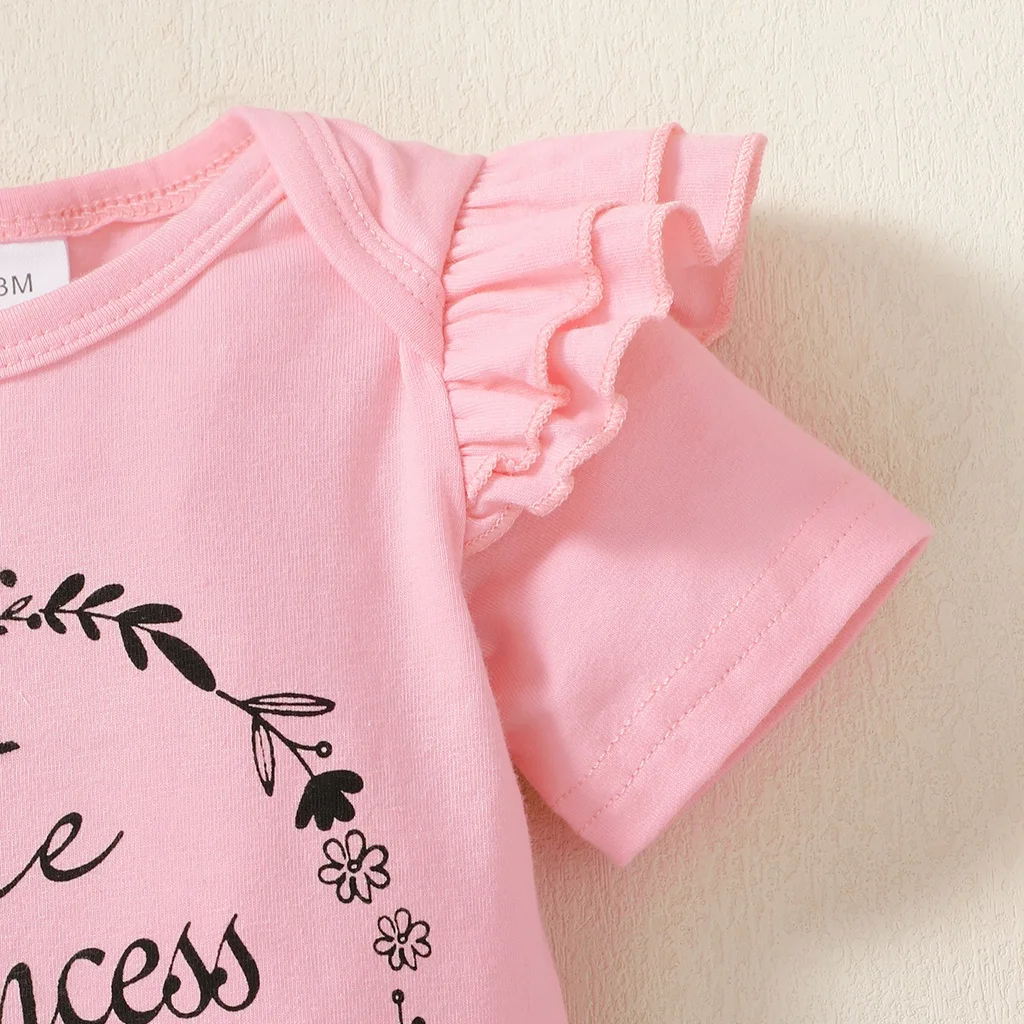 Bebé con el conjunto completo pour différentes occasions
