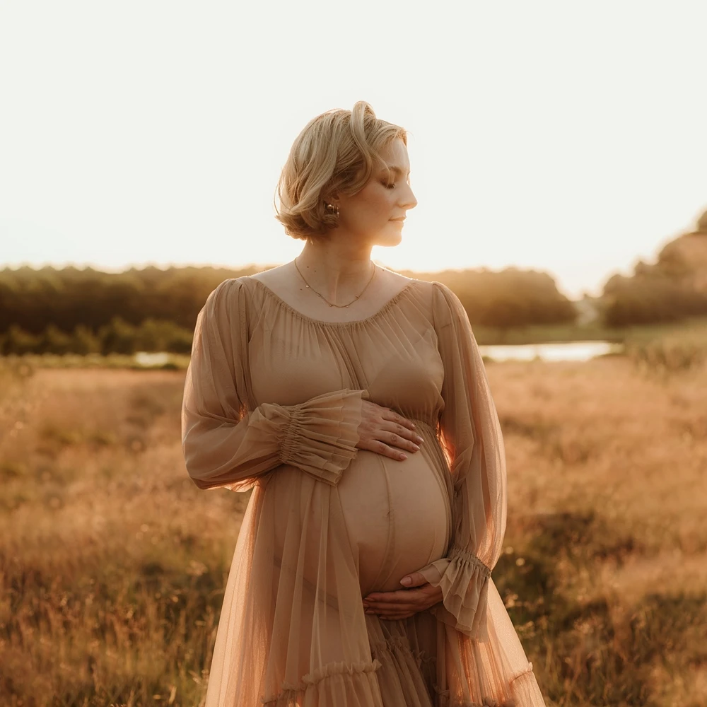 Vestido de maternidad elegante para sesión fotográfica en estudio - imagen 3