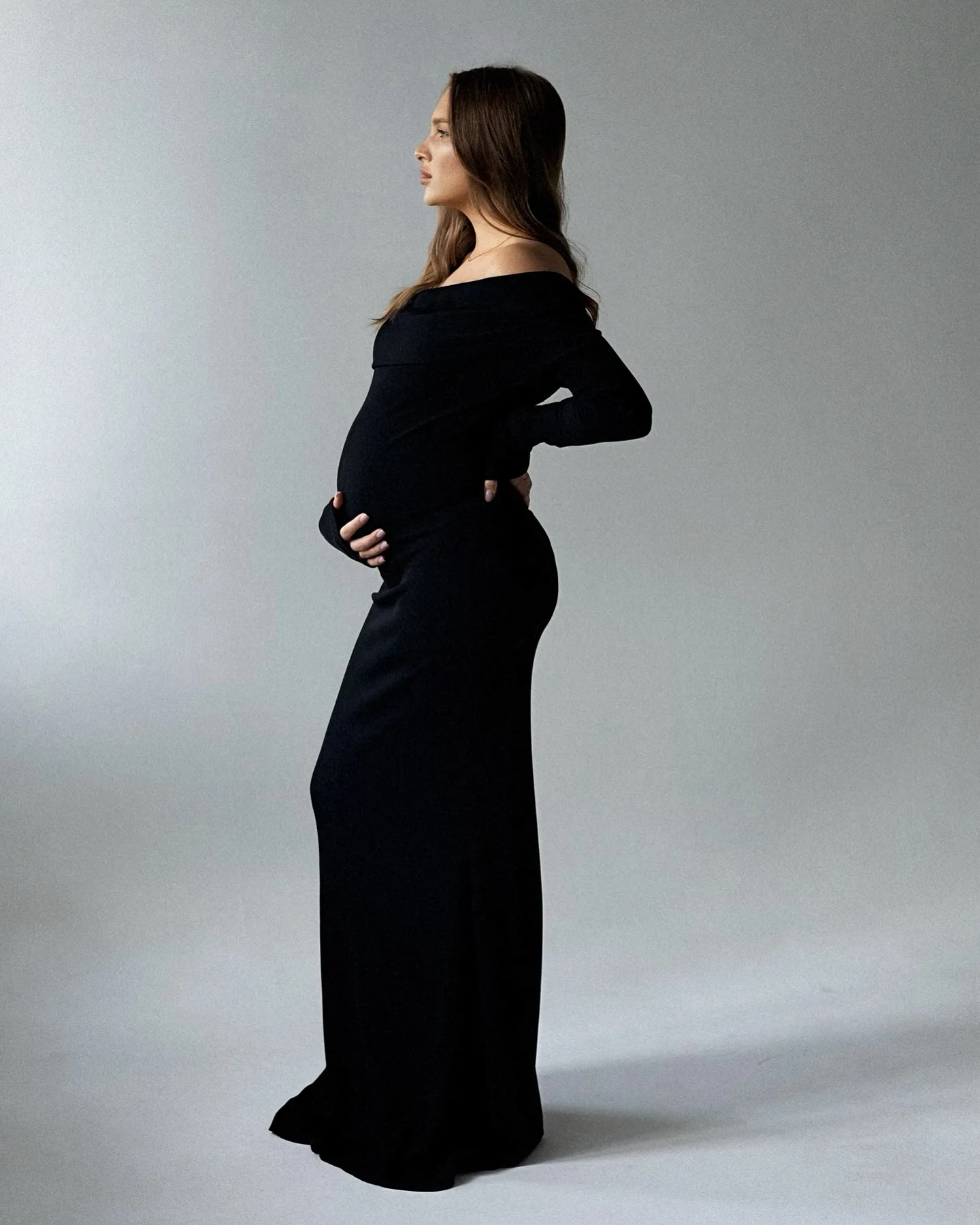 Vestido premamá largo para baby shower con hombros descubiertos - imagen 5