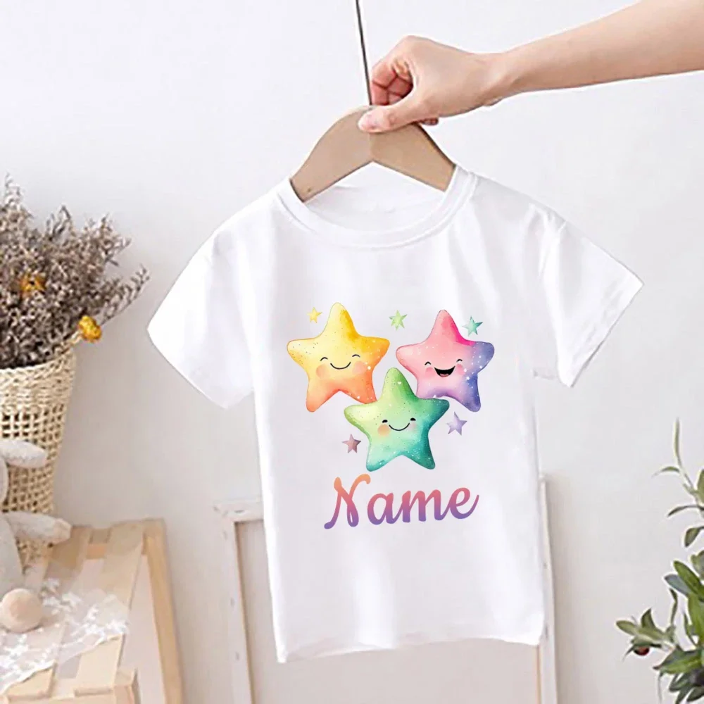 Camiseta infantil personalizada con nombre – Estampado de estrellas - imagen 3
