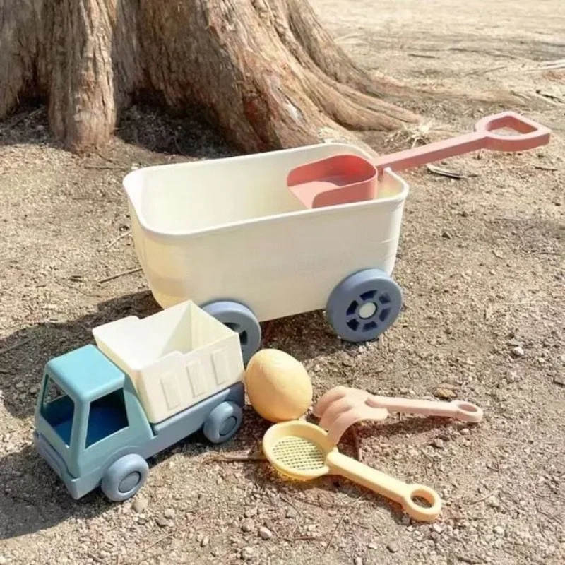Juguetes de playa con carretilla, camión volquete y palas