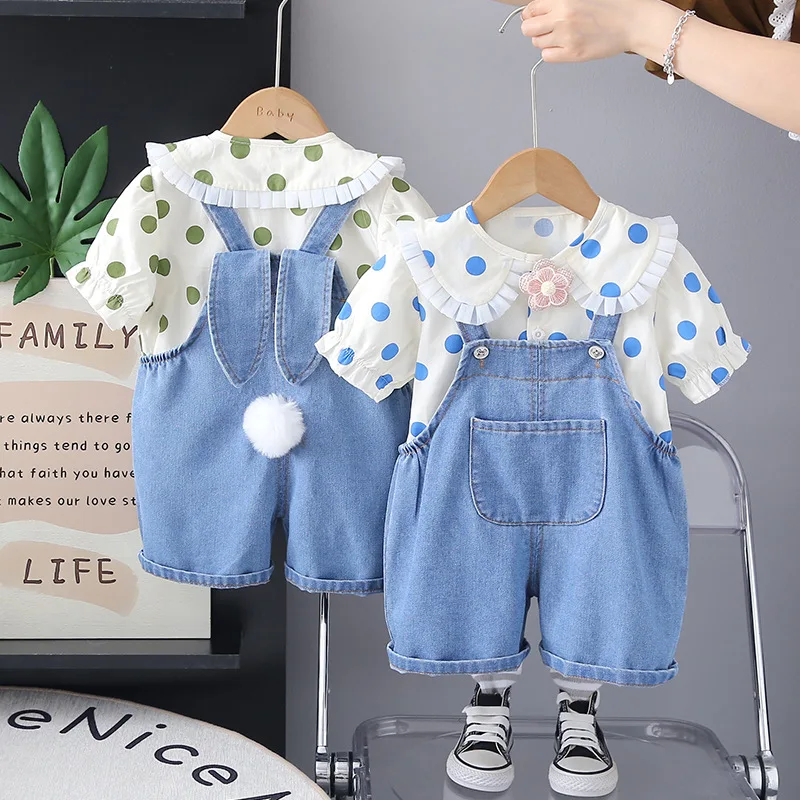 Detalle del conjunto infantil - tejido y costuras