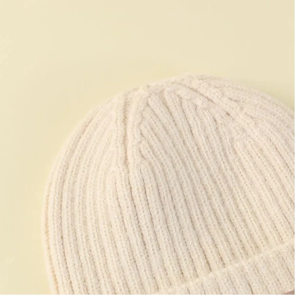 Gorro beige con protección auditiva