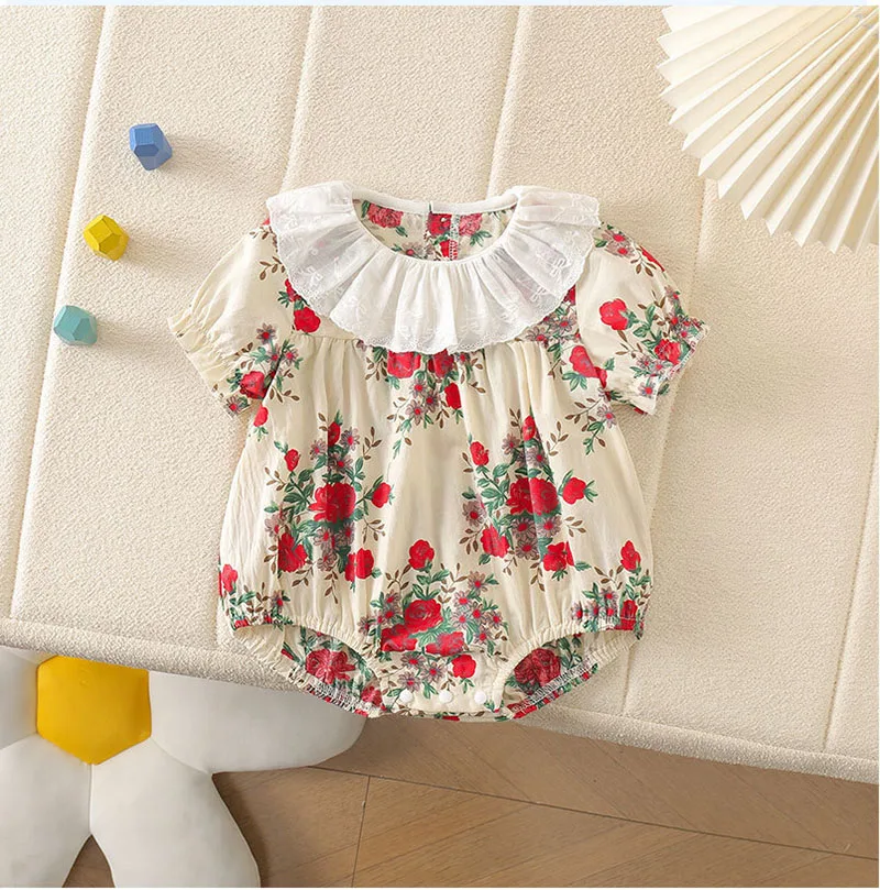 Detalle del cuello de encaje con volantes en body infantil