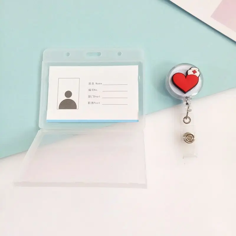 Portacredenciales retráctil con diseño infantil para identificación - imagen 4