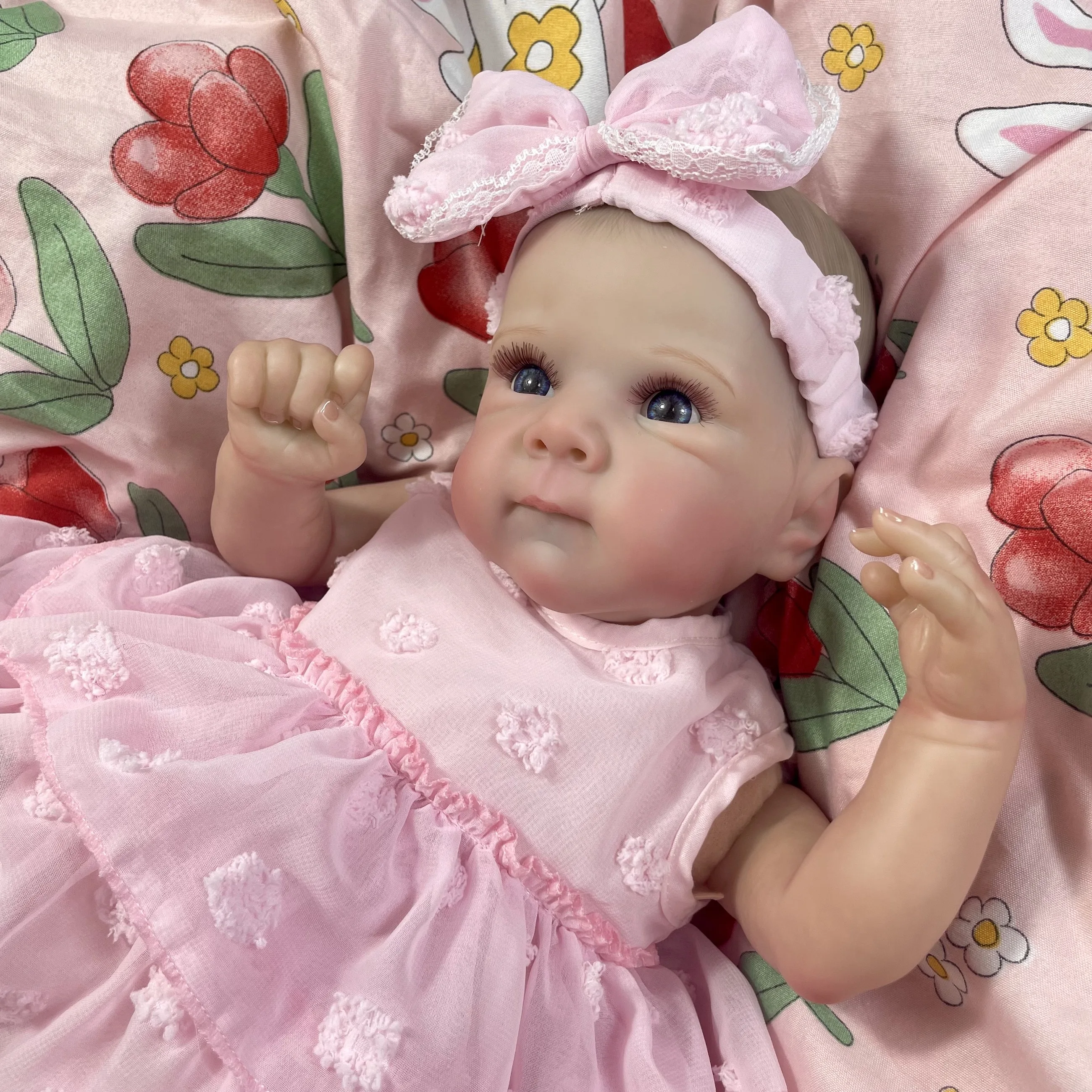 Muñeca Bettie mostrando su ropa y accesorios