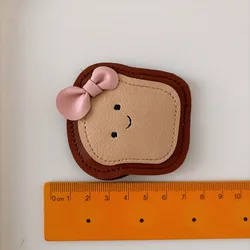 Pinza para el pelo de conejo de cuero color café con leche lateral