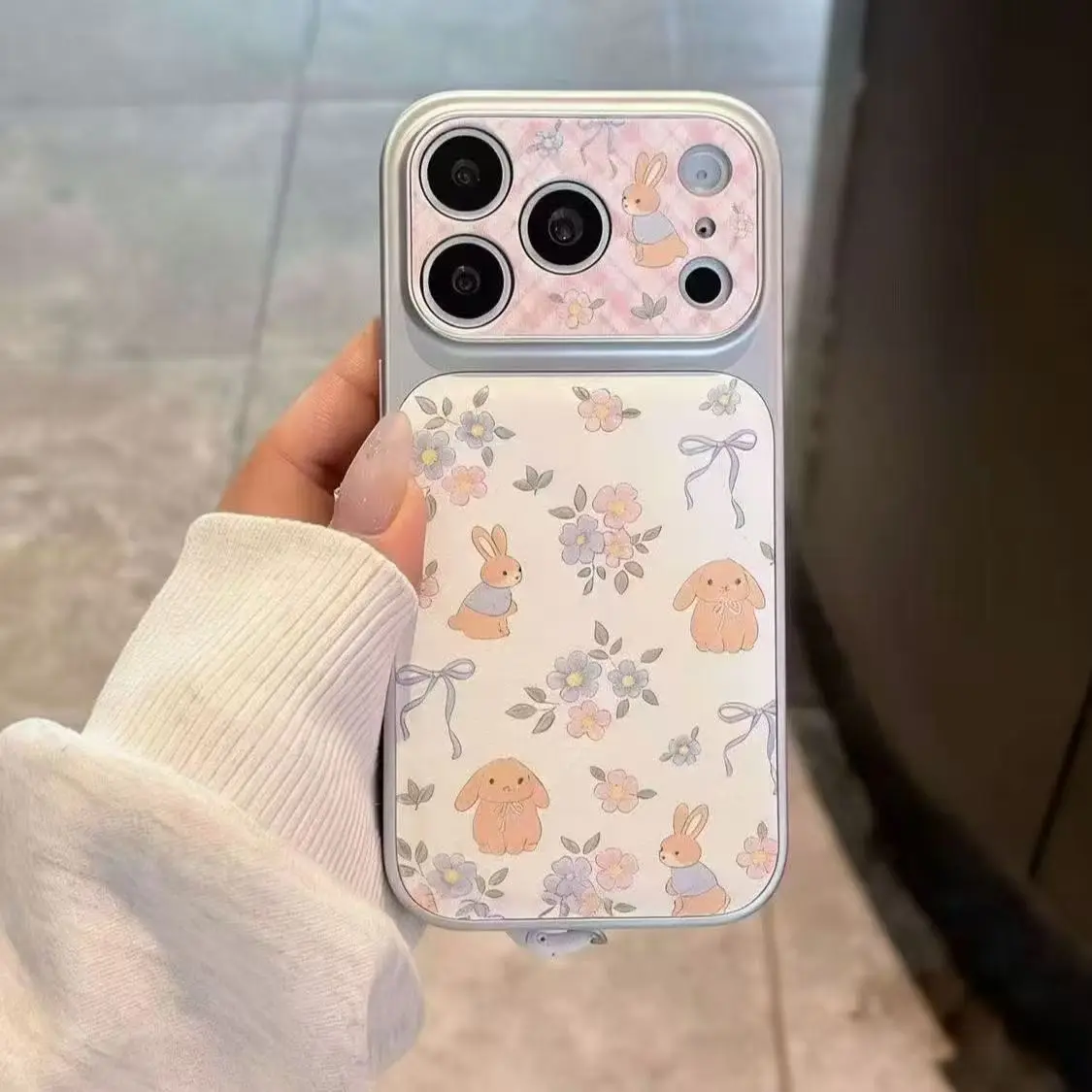 Funda para móvil con diseño de conejo floral azul y rosa