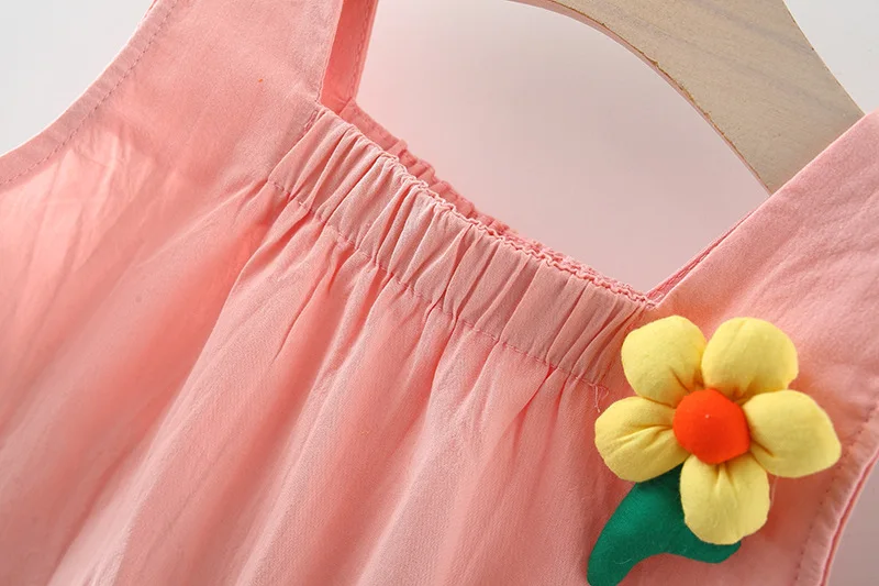 Conjunto veraniego para bebé: camiseta sin mangas y short floreado - imagen 3