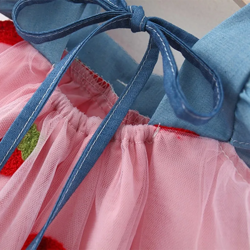 Vestido de niña con manga voladora y lazo, fresas bordadas - imagen 2