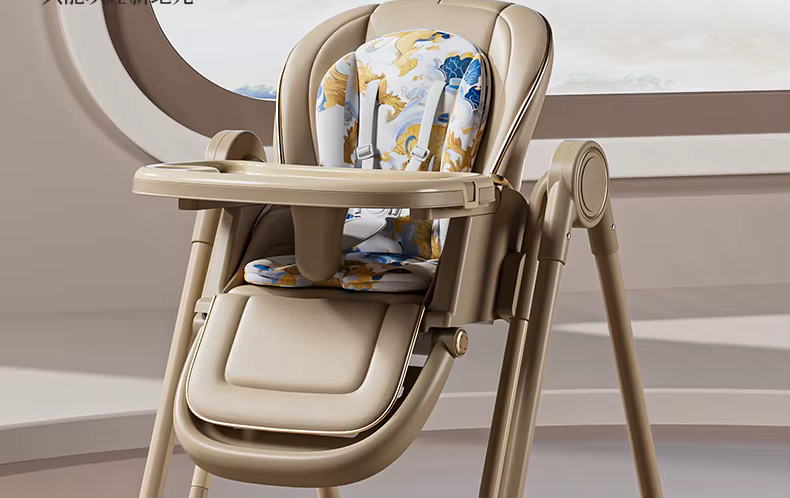 Silla plegada junto a un mueble mostrando su compacidad