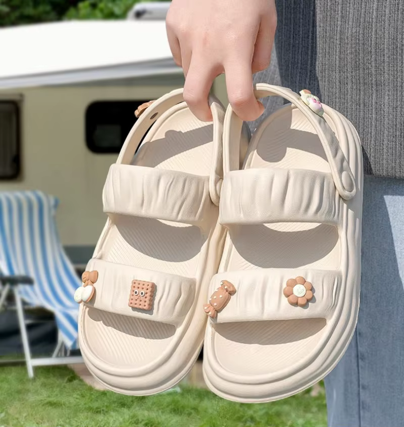 Diseño moderno de las sandalias de mujer en tono neutro