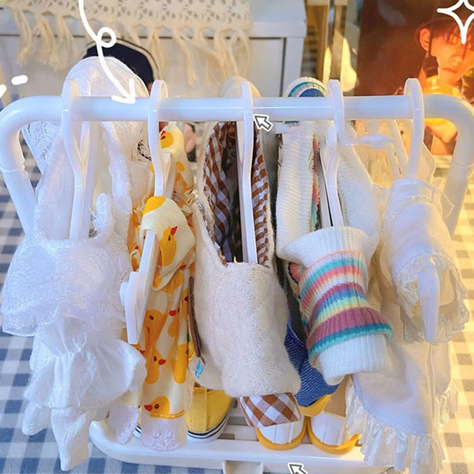 Perchero para casa de muñecas con soporte ropa en miniatura - imagen 4