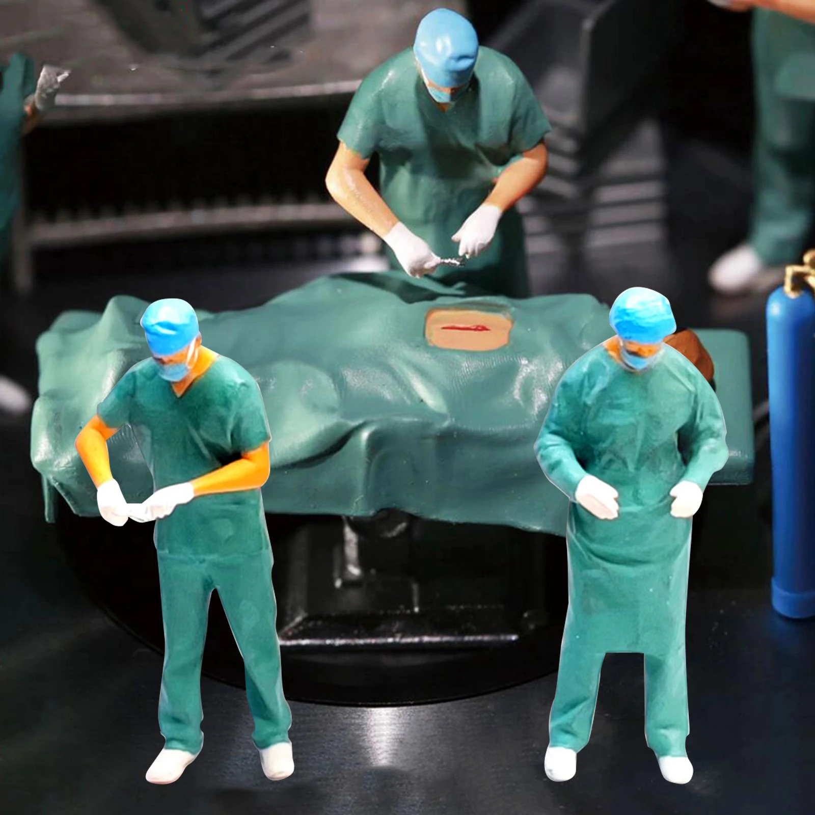 Escena de diorama con figuras médicas