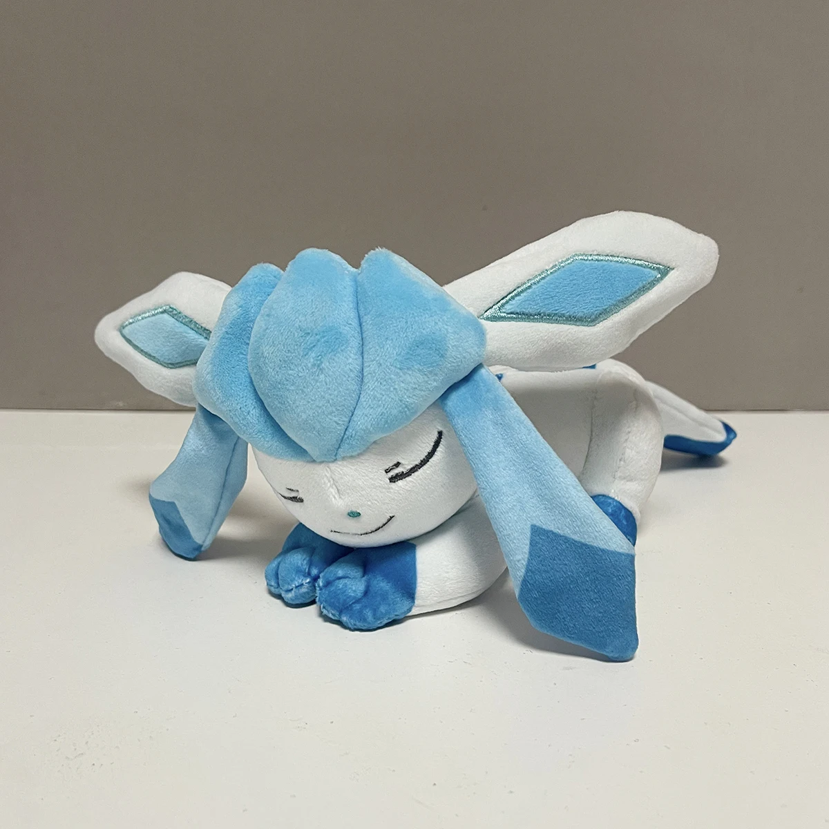 Detalle de la textura suave del peluche Sylveon