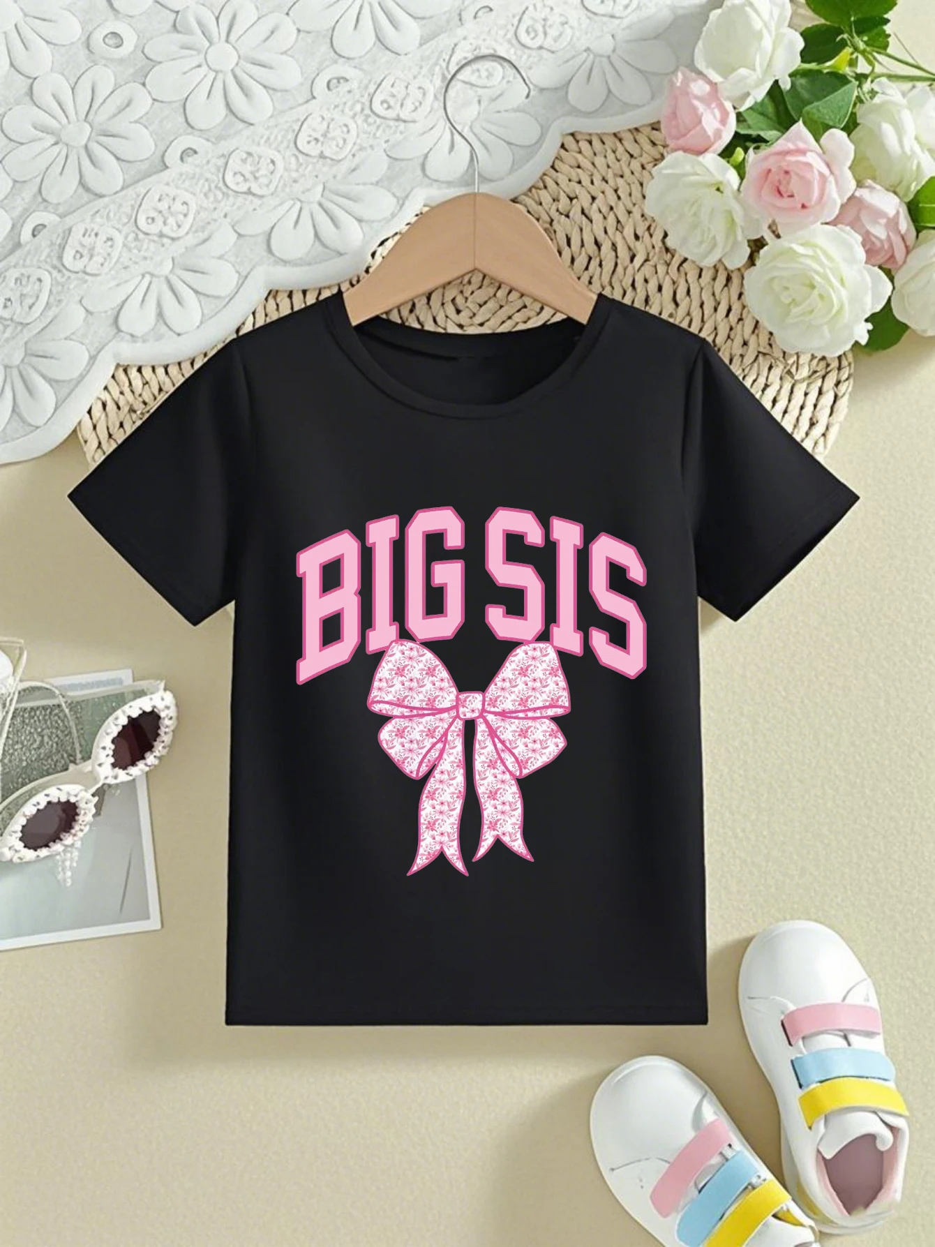 Camiseta manga corta niña rosa con estampado gráfico de hermanas - imagen 2