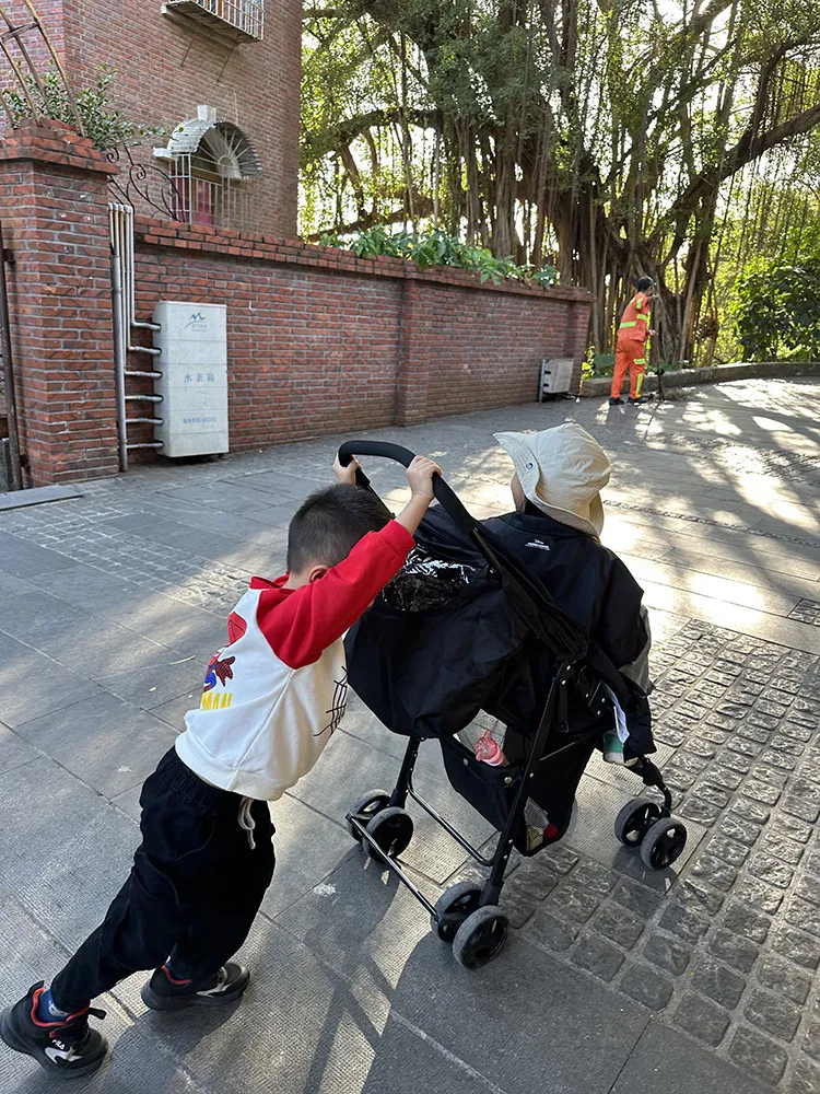 Cochecito en posición de uso para paseos