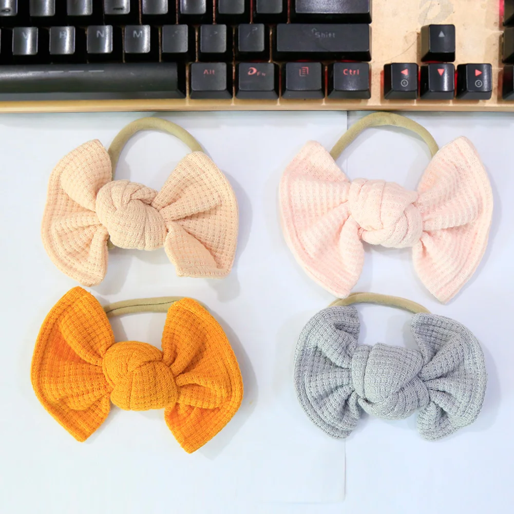 Set de diademas para bebé mostrando los lazos y tejido de ganchillo
