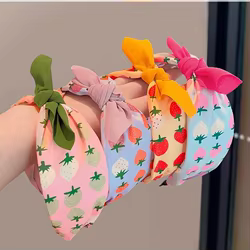 Diadema para niñas de tela con lazo ancho y fresa