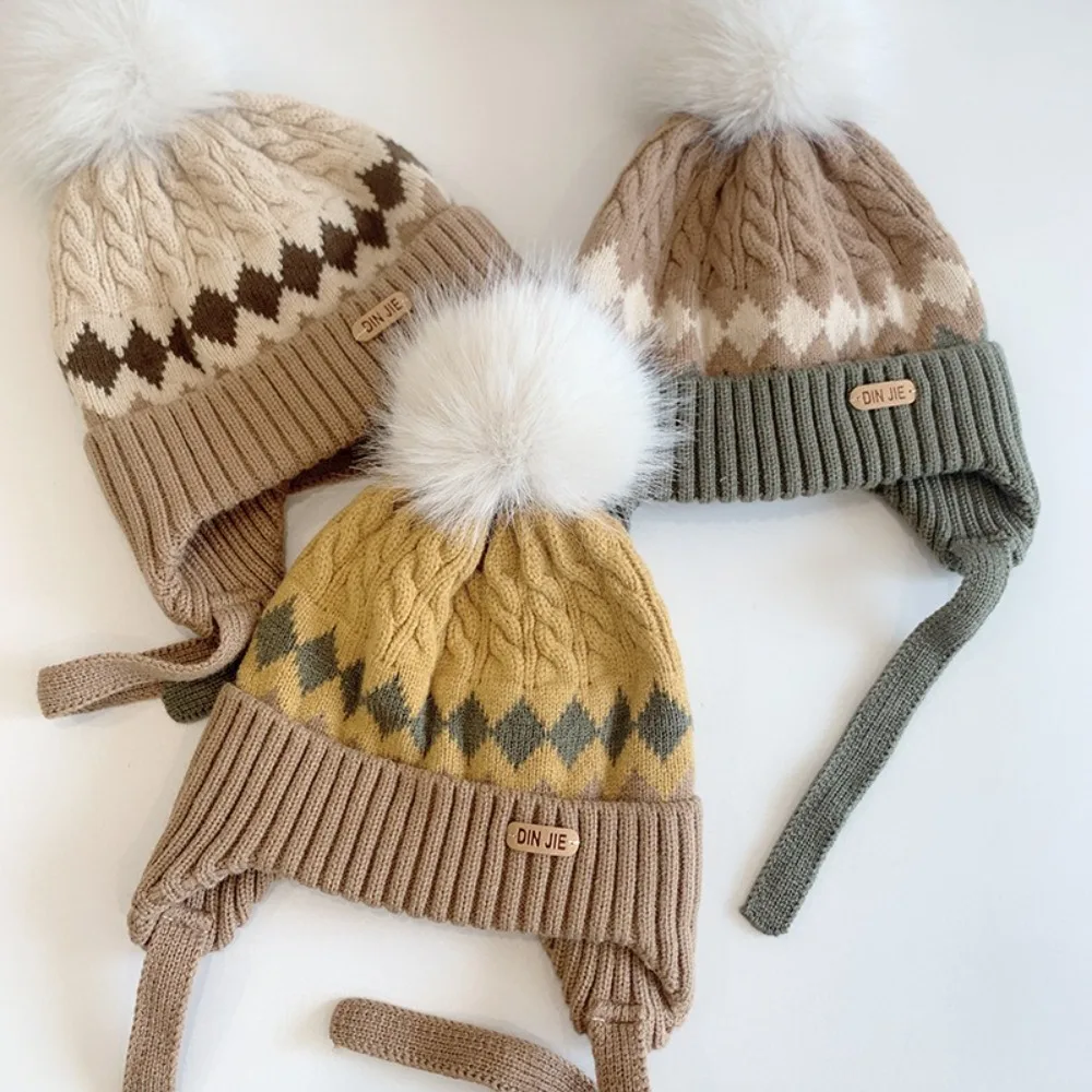 Gorro de bebé con oreara puesta, color gris claro