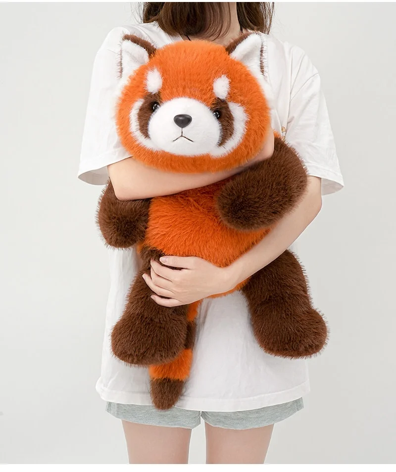 Peluche panda rojo listo para abrazar